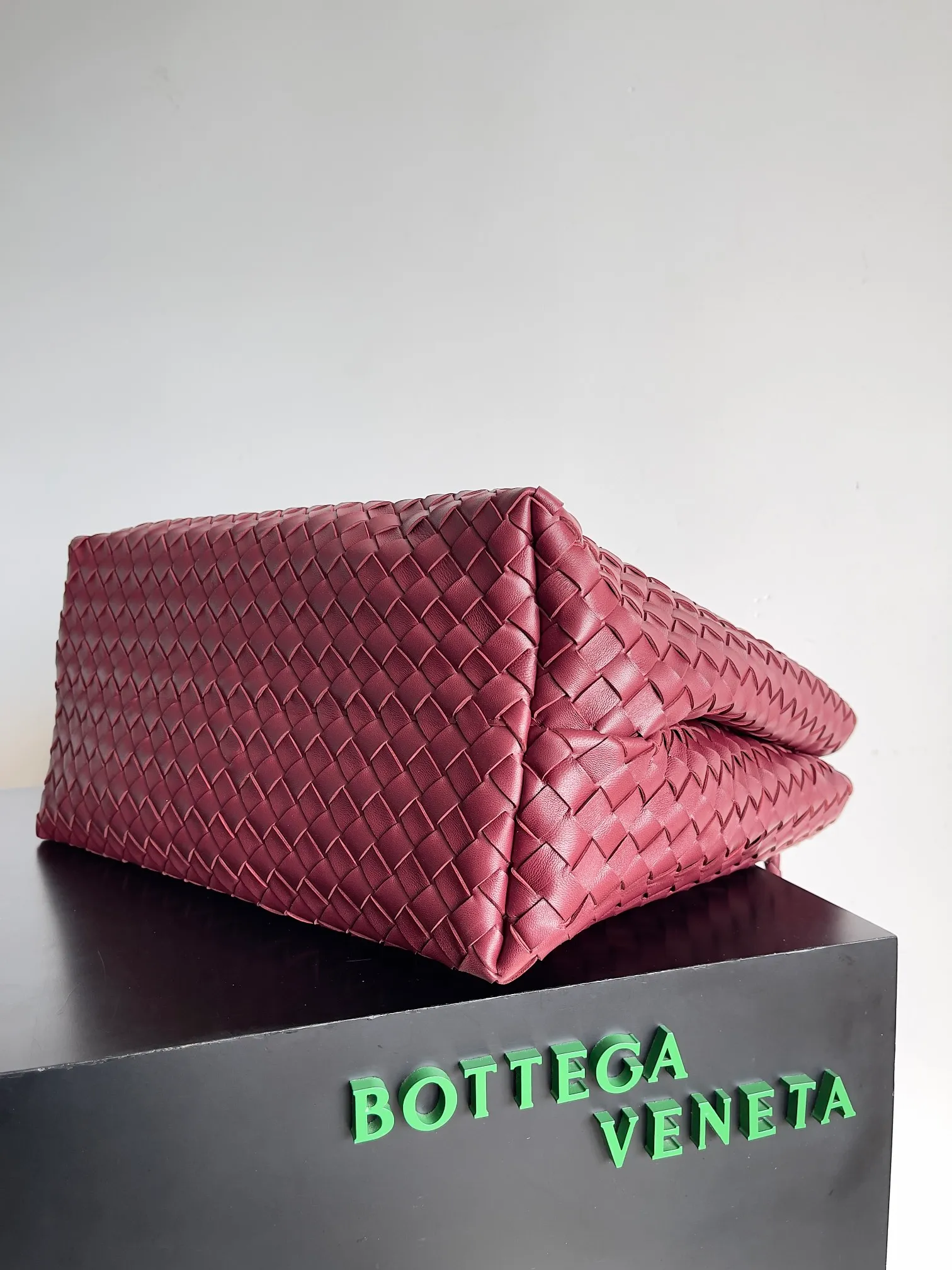 Batch 3760 Recently, the same style of bag that celebrities love is both high-end and practical. Michelle Yeoh, Kim Namjoon, Jing Boran, Tong Liya, Sun Qian, Wu Qianyu, Du Juan, Ma Yili and Bai Baihe are all carrying Bottega Veneta summer series Andiamo handbags. Andiamo has a simple structure and rounded lines. The whole piece is made of Nappa leather. It is comfortable, soft and dynamic. It adds interest to daily life and can be easily matched with various styles. Andiamo handbags are available in three sizes: small, medium and large. There are many colors to choose from, which can meet different needs. You can really carry it whether it is daily or attending events. Style number: 743575 Size: 45*22*34 including handle height 44cm